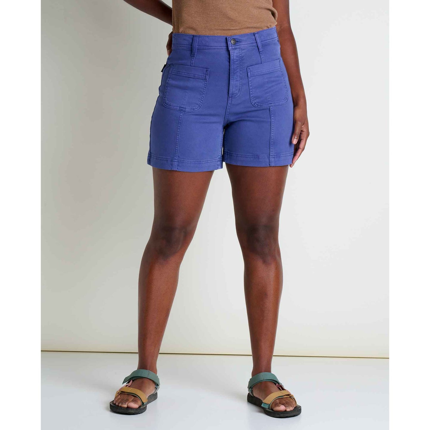 msg:Essence is 5'8" and is wearing a size 6.