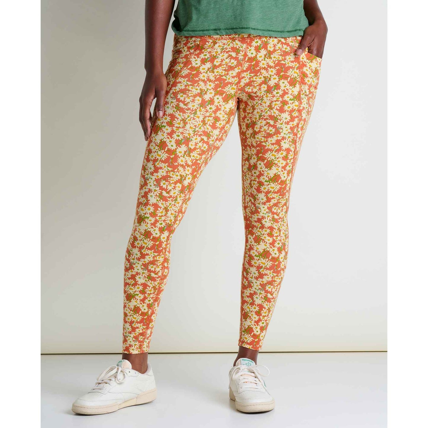 msg:Essence is 5'8" and is wearing a size small.