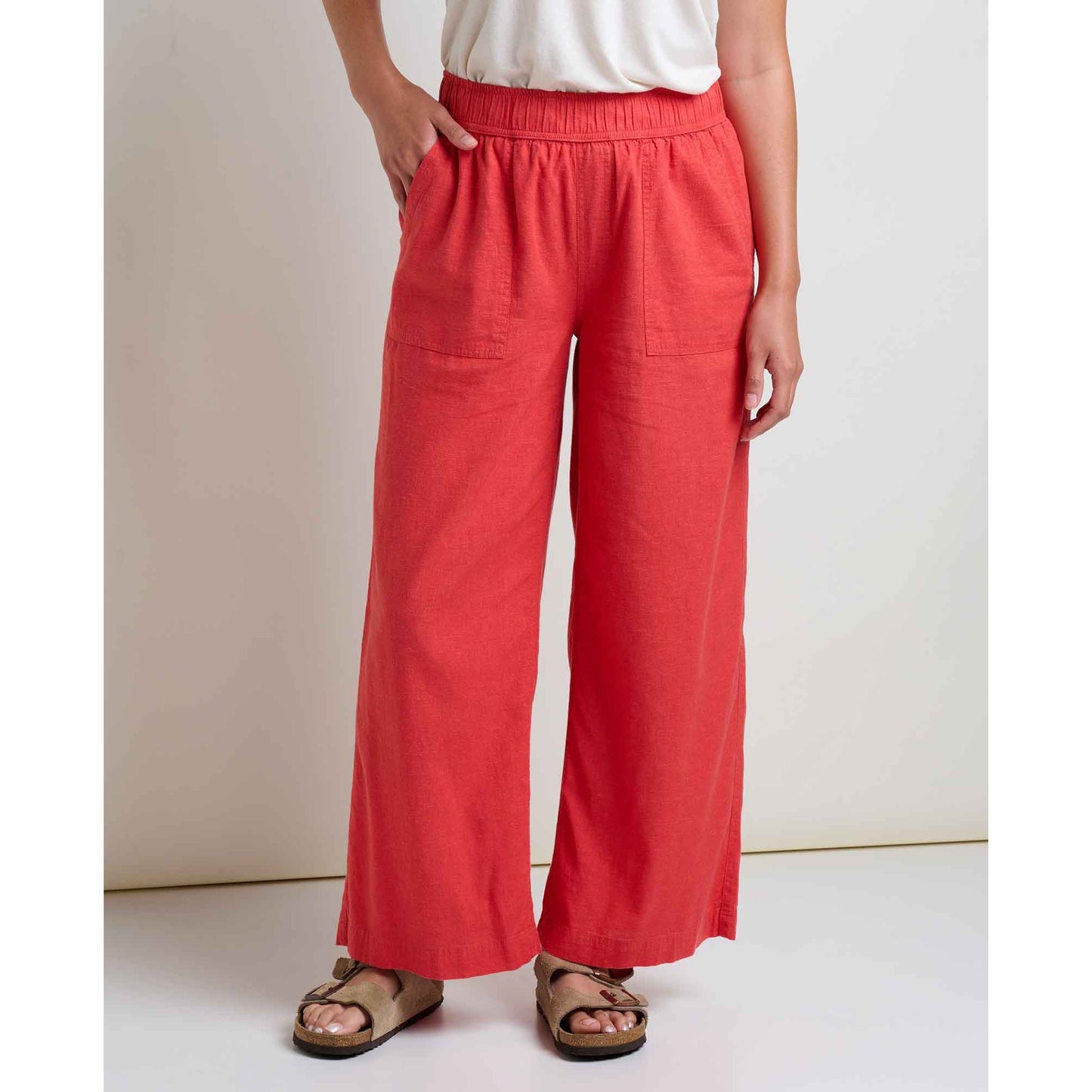 msg:Danielle is 5'6" and is wearing a size small.