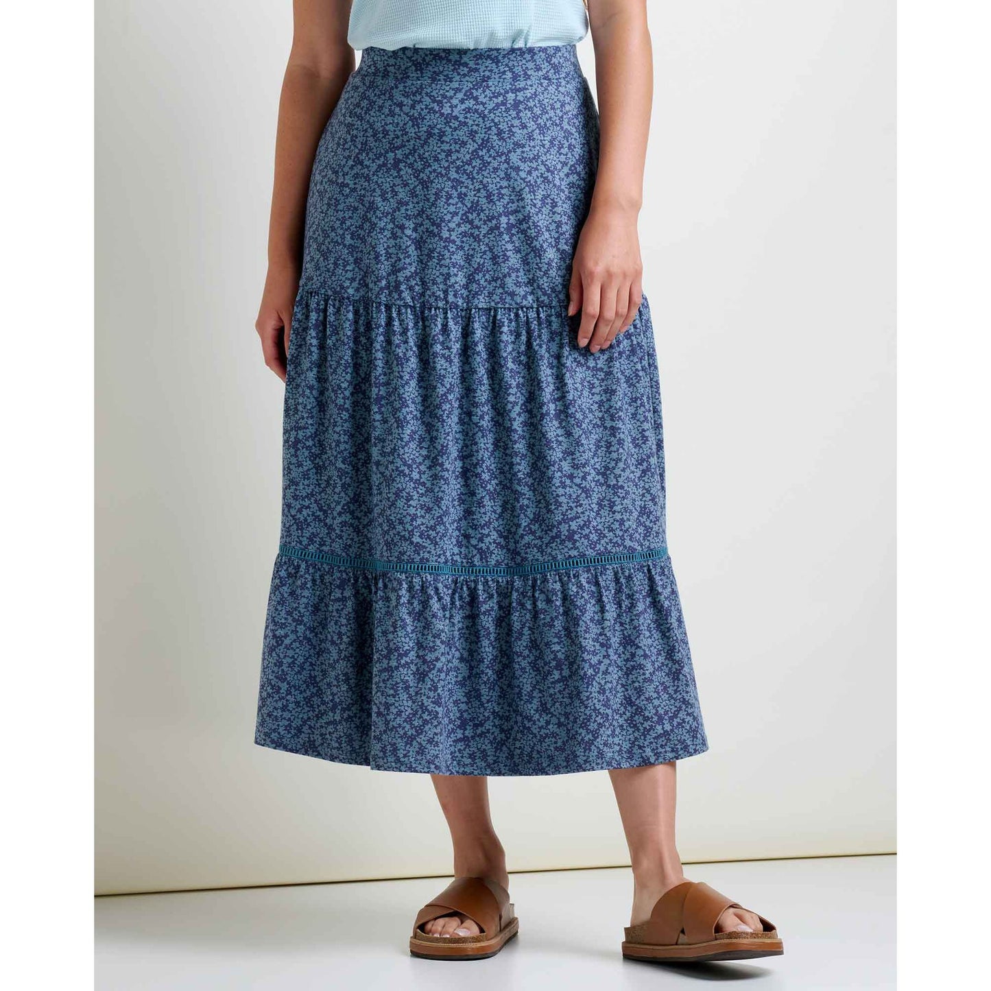 msg:Danielle is 5'6" and is wearing a size small.
