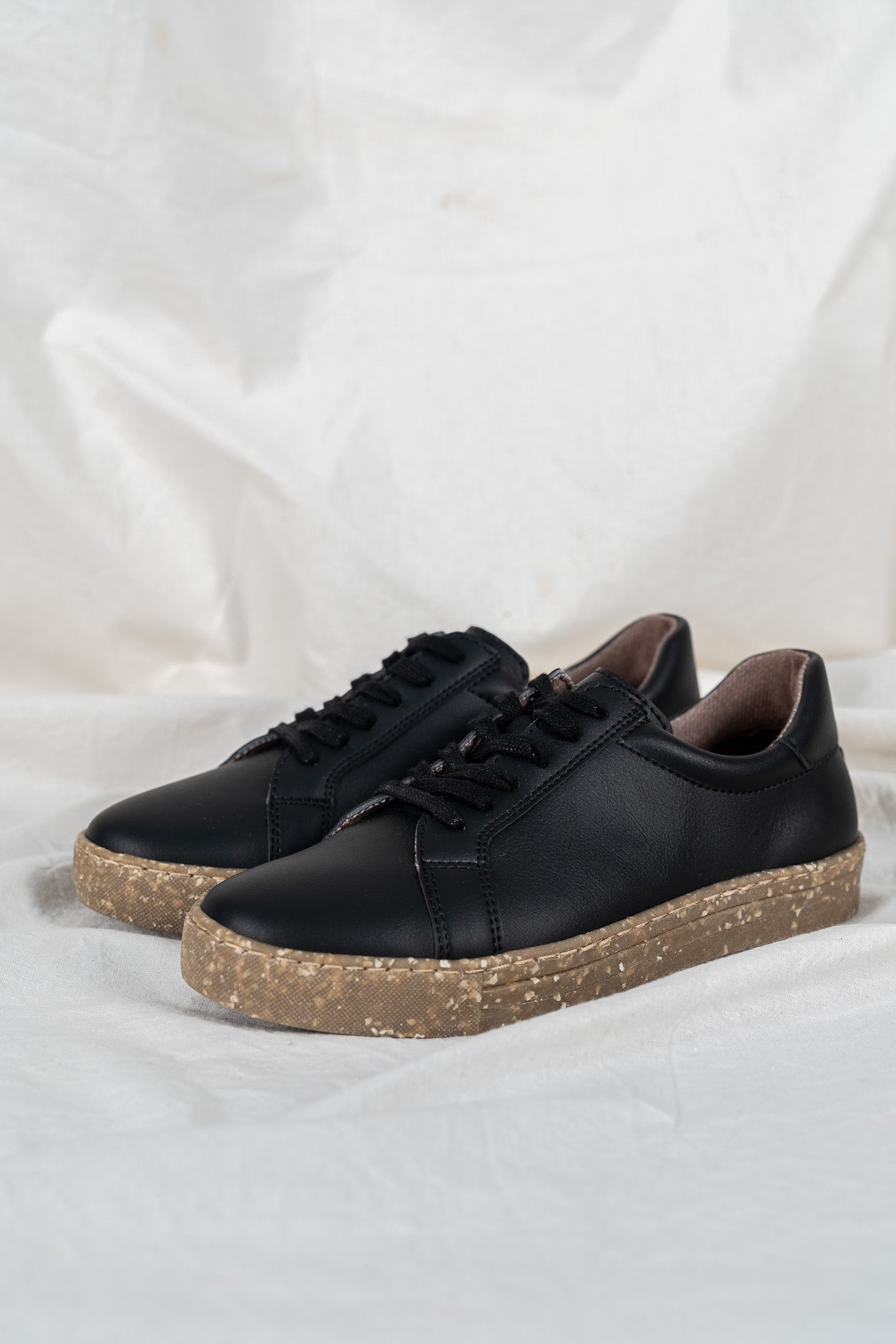 Plant-based DORI sneakers - black