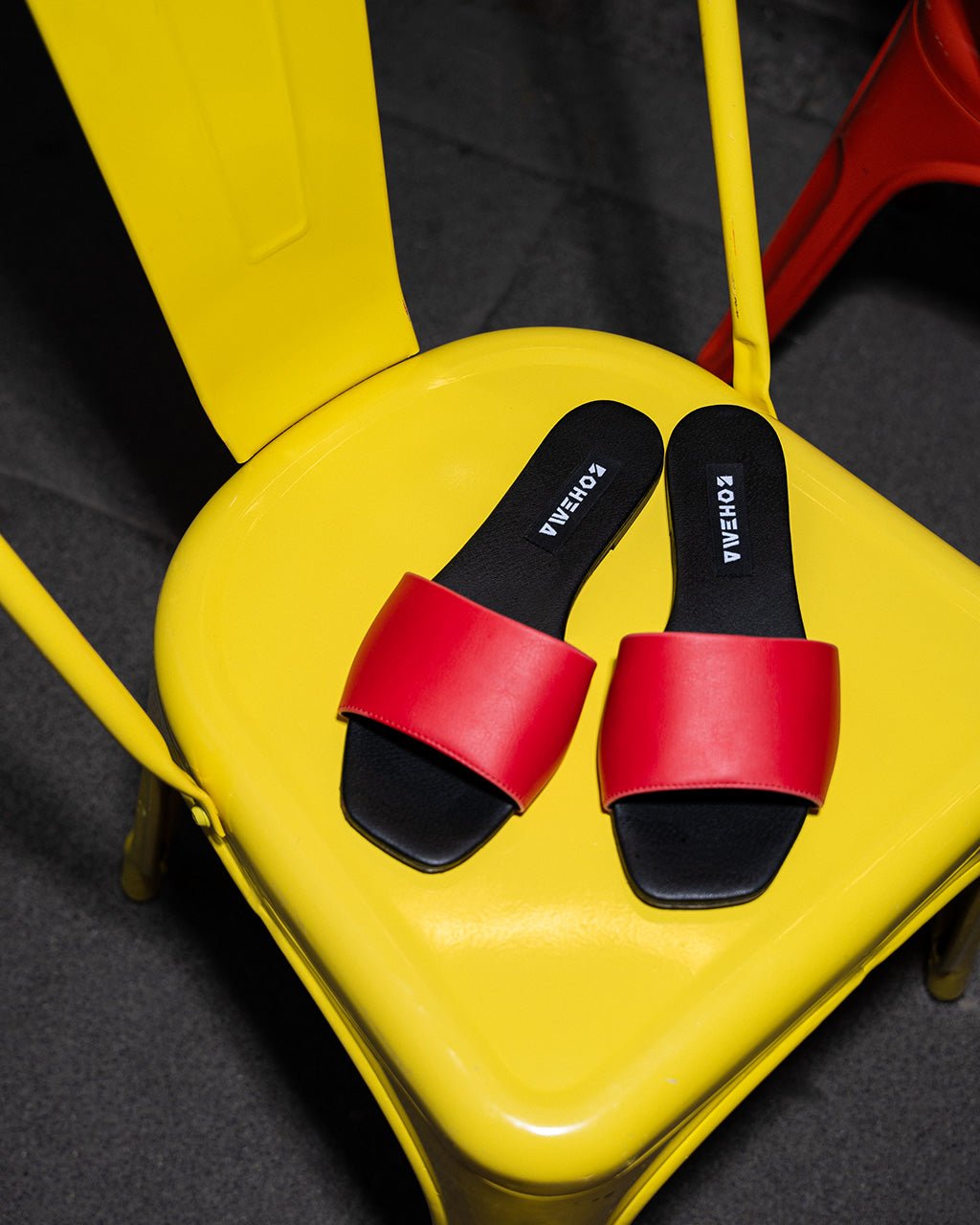 Mellow Slides Red vegan slides made of corn leather - Vegan America
