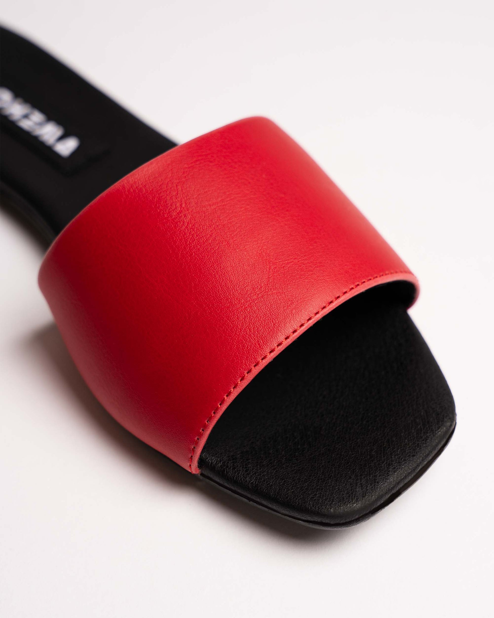 Mellow Slides Red vegan slides made of corn leather - outlet - Vegan America