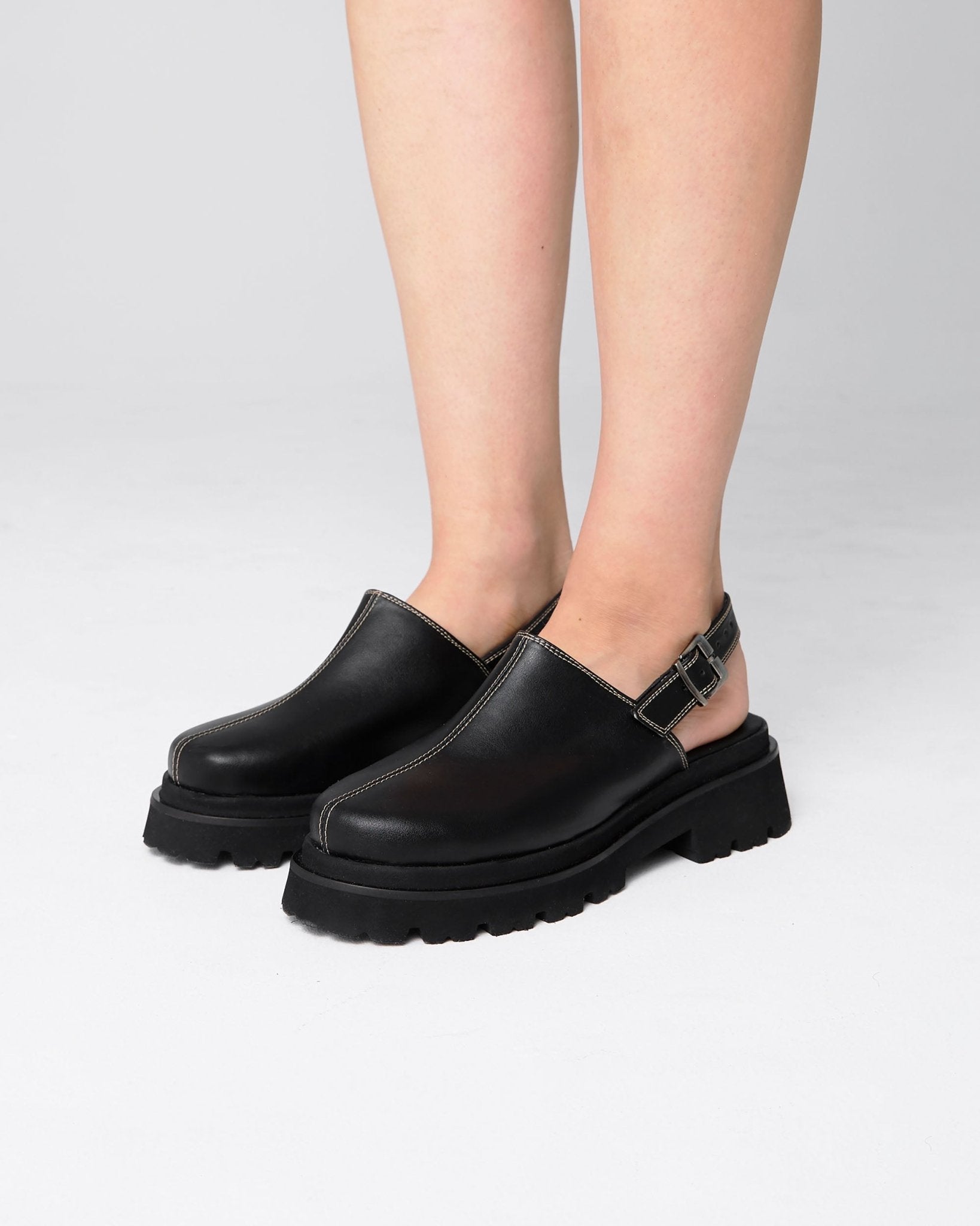 Urban Clogs made of vegan grape leather - Vegan America