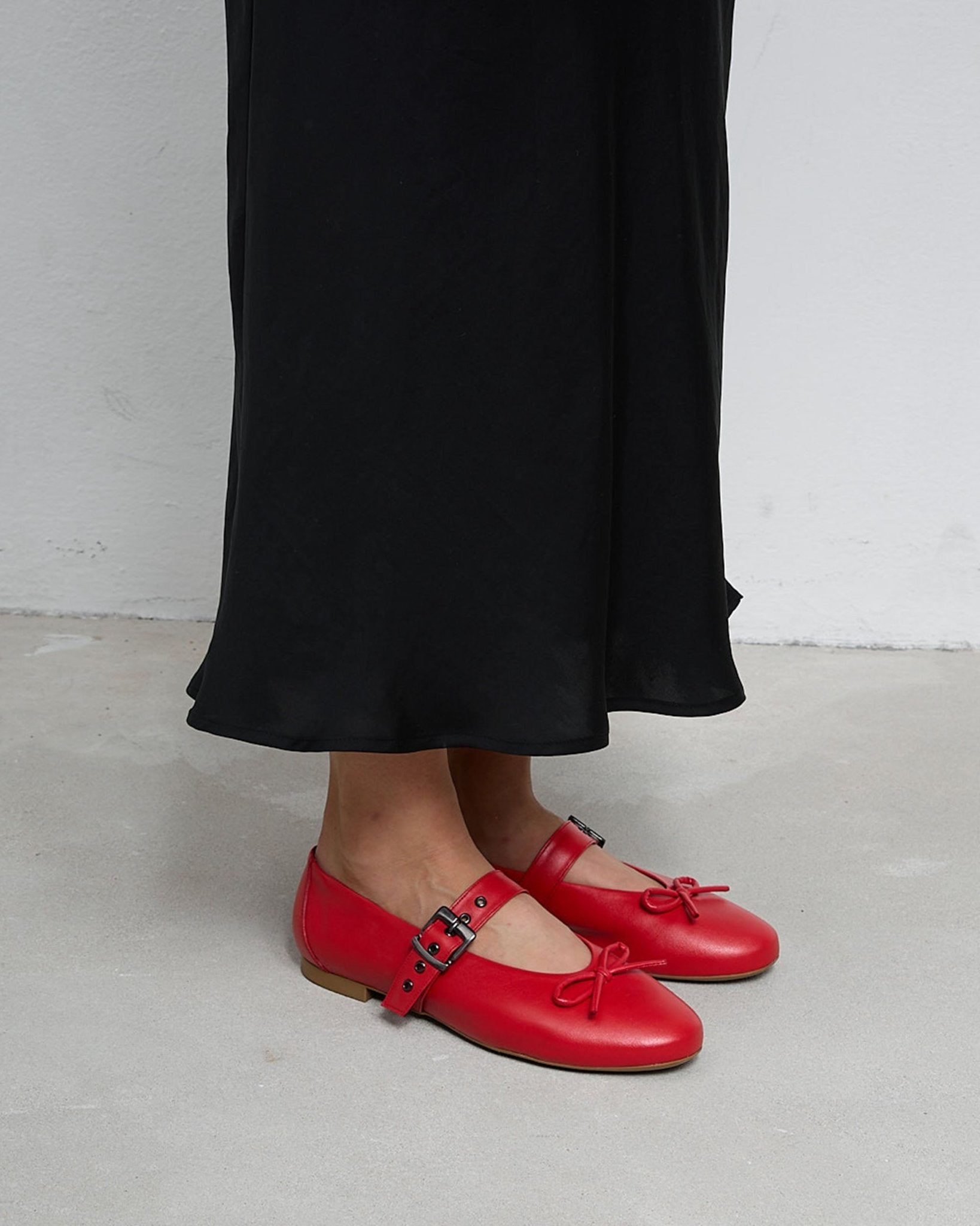 Mara Pumps red ballet flats with a strap - Vegan America