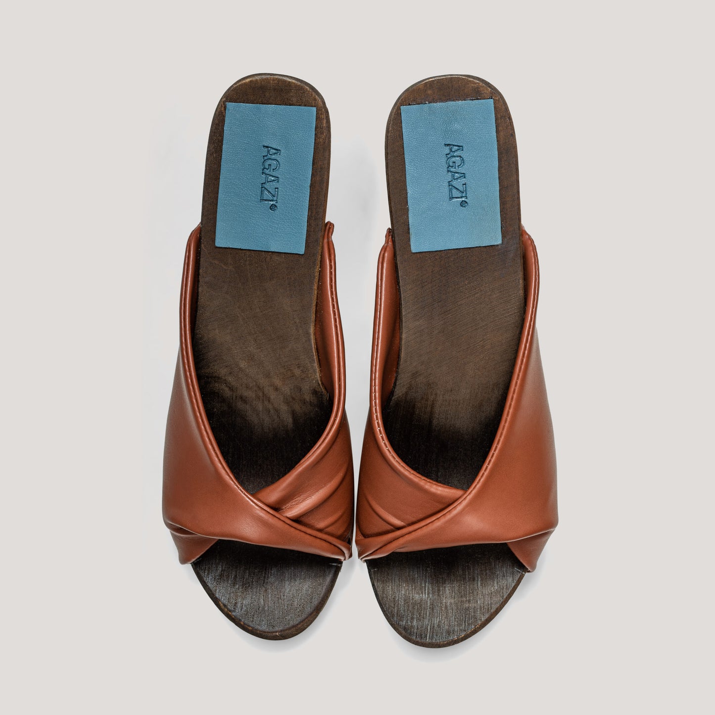 "All that she wants!" – corn leather clogs – caramel
