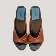 "All that she wants!" – corn leather clogs – caramel