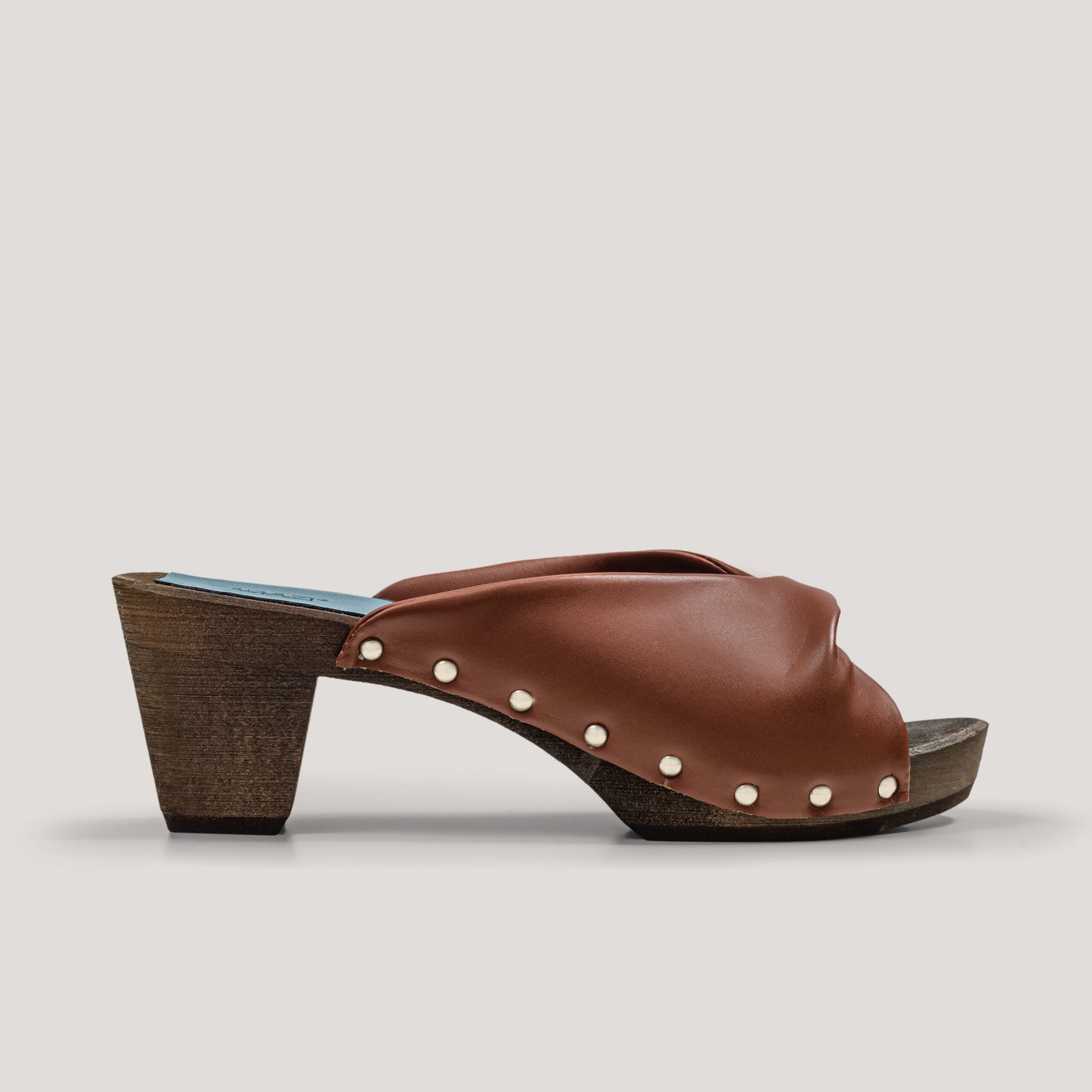 "All that she wants!" – corn leather clogs – caramel