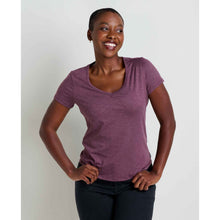 msg:Essence is 5'8" and is wearing a size small.