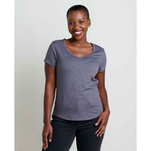 msg:Essence is 5'8" and is wearing a size small.