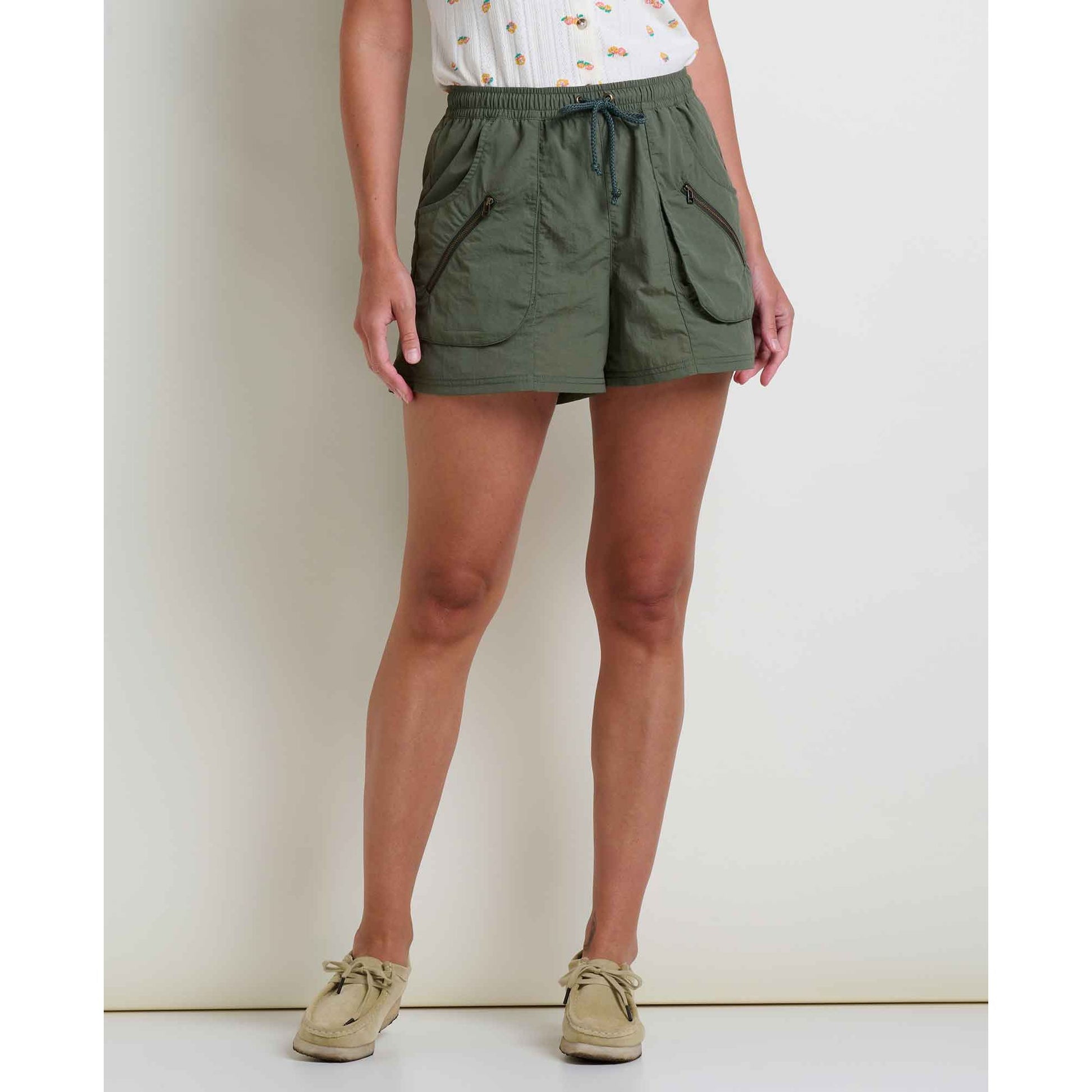 msg:Logan is 5'9½" and is wearing a size small.
