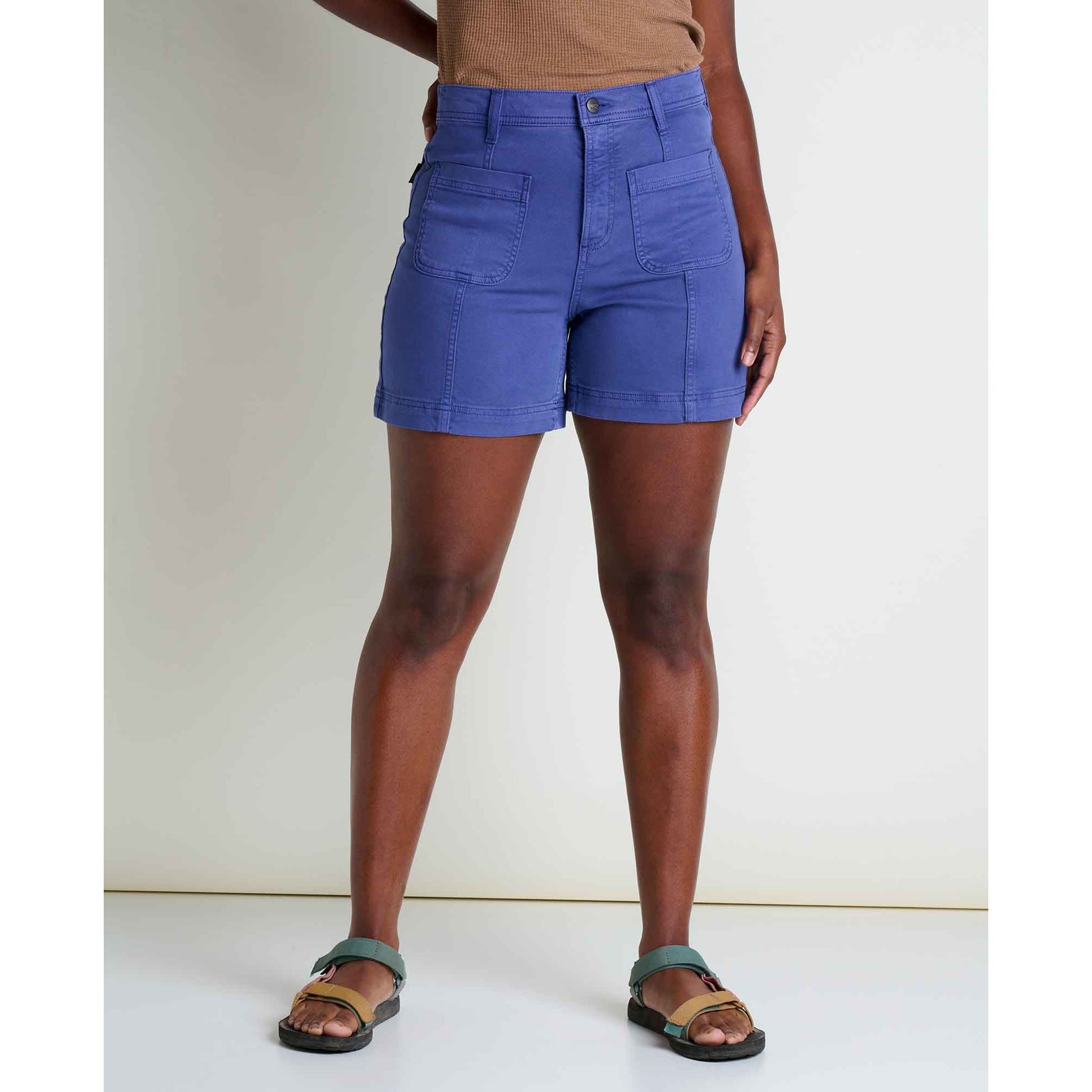 msg:Essence is 5'8" and is wearing a size 6.