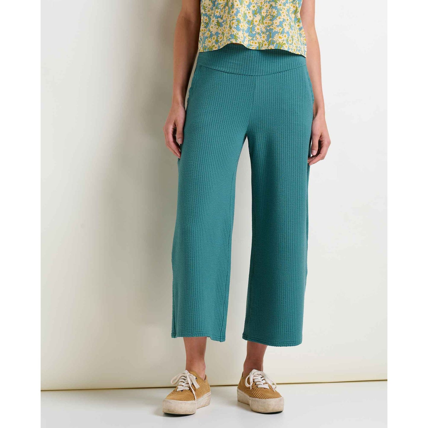 msg:Gina is 5'9" and is wearing a size Small.