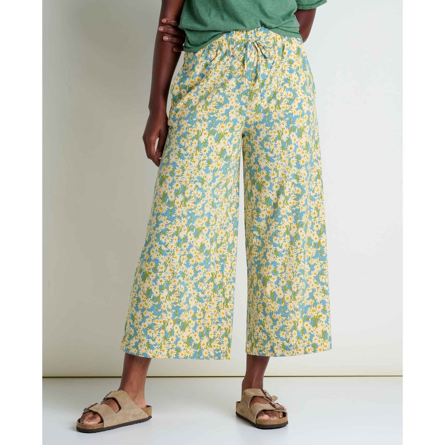 msg:Essence is 5'8" and is wearing a size small.