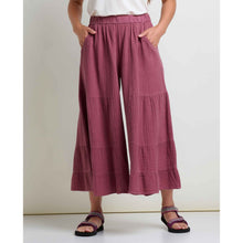 msg:Danielle is 5'6" and is wearing a size small.