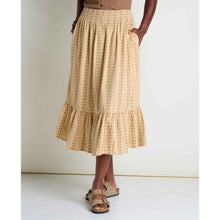 msg:Essence is 5'8" and is wearing a size small.
