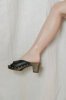 "All that she wants!" - vegan grape leather clogs - black