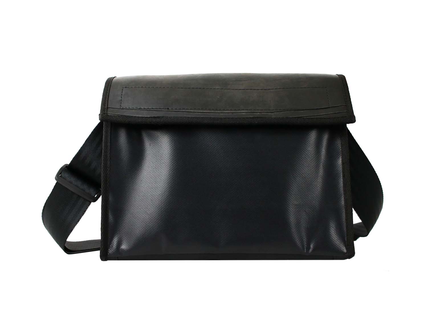 messenger bag M publicity banner & inner tube black - Vegan America