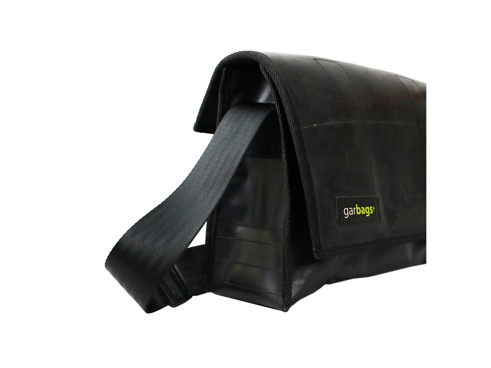 messenger bag M publicity banner & inner tube black - Vegan America